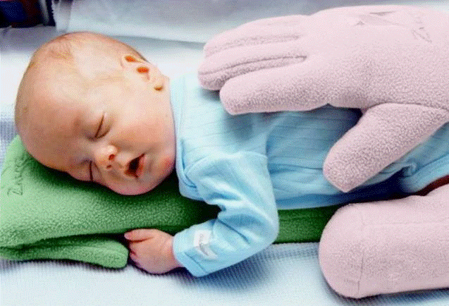 Nửa đêm tỉnh dậy nhìn camera thấy bàn tay lạ đặt trên người con, ông bố hoảng hốt rồi phì cười khi biết sự thật-8