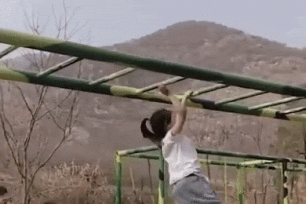 Màn nhào lộn của bé gái 7 tuổi ở Trung Quốc-1