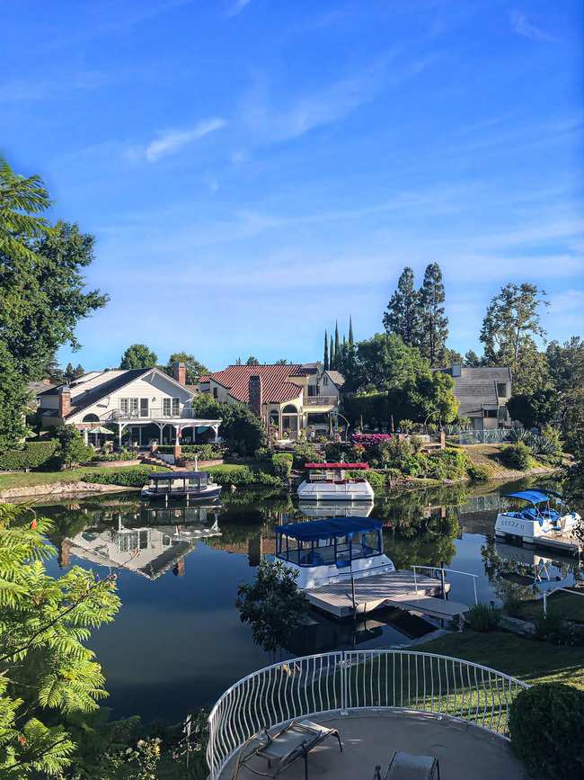 Nàng mẫu xinh đẹp làm dâu nhà tỷ phú Hoàng Kiều: Sống trong căn biệt thự triệu đô, chỉ dạo quanh sân vườn cũng mỏi chân sống ảo-2