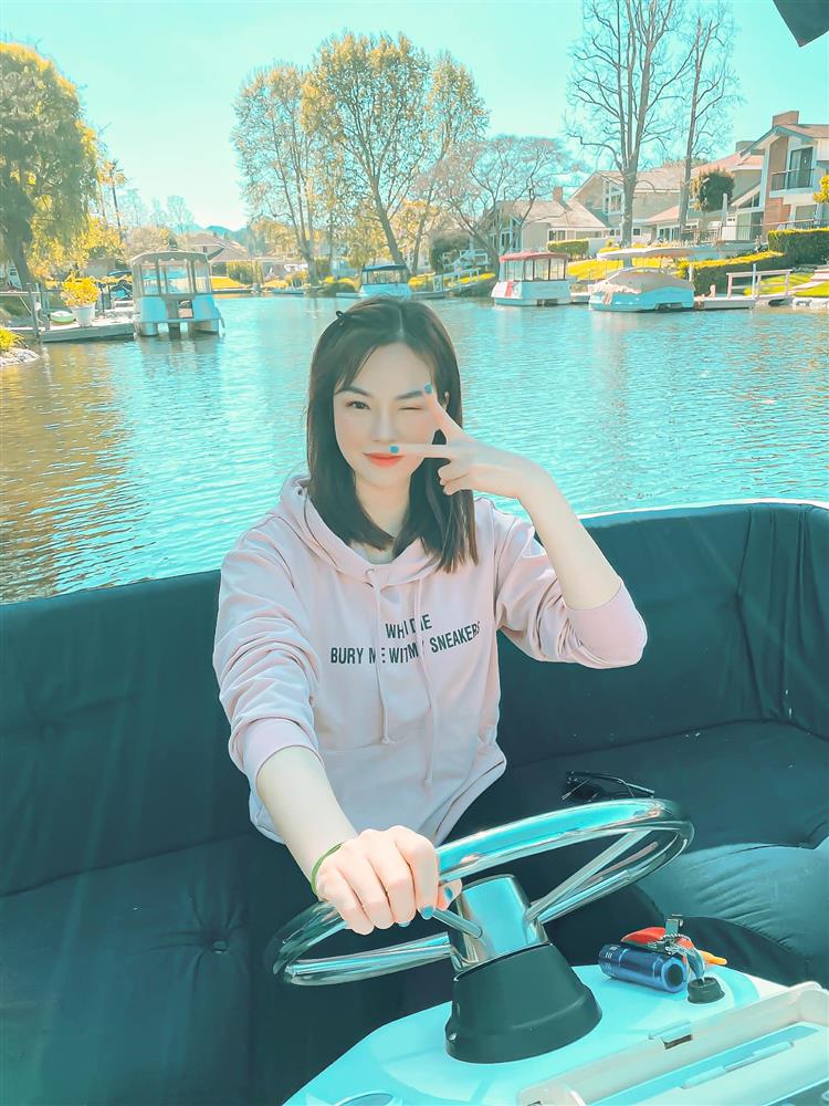 Nàng mẫu xinh đẹp làm dâu nhà tỷ phú Hoàng Kiều: Sống trong căn biệt thự triệu đô, chỉ dạo quanh sân vườn cũng mỏi chân sống ảo-3