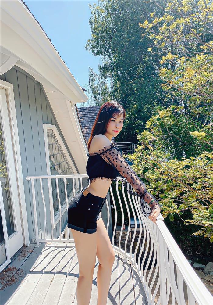 Nàng mẫu xinh đẹp làm dâu nhà tỷ phú Hoàng Kiều: Sống trong căn biệt thự triệu đô, chỉ dạo quanh sân vườn cũng mỏi chân sống ảo-6