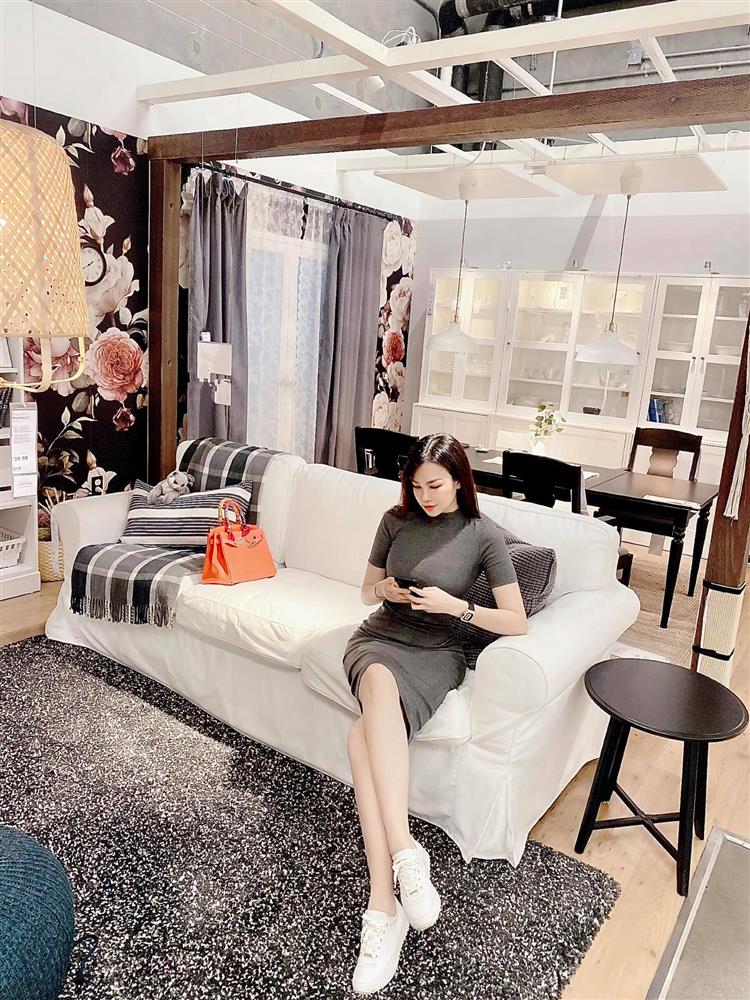 Nàng mẫu xinh đẹp làm dâu nhà tỷ phú Hoàng Kiều: Sống trong căn biệt thự triệu đô, chỉ dạo quanh sân vườn cũng mỏi chân sống ảo-14