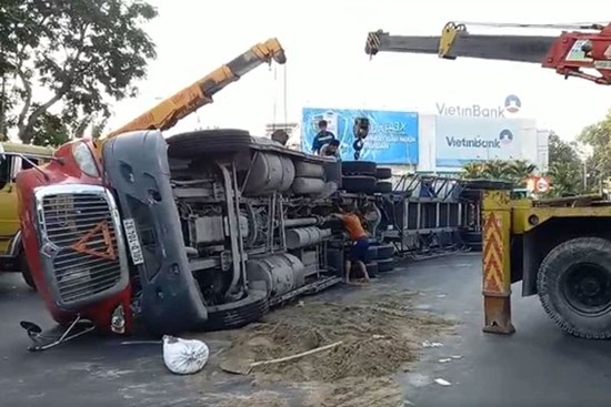 Xe container lật ngay vòng xoay, giao thông trung tâm TP.HCM rối loạn