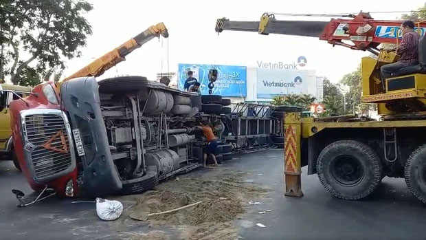 Xe container lật ngay vòng xoay, giao thông trung tâm TP.HCM rối loạn-1