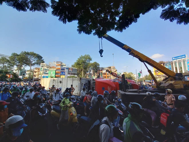 Xe container lật ngay vòng xoay, giao thông trung tâm TP.HCM rối loạn-2