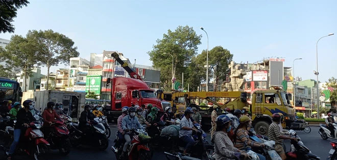 Xe container lật ngay vòng xoay, giao thông trung tâm TP.HCM rối loạn-3