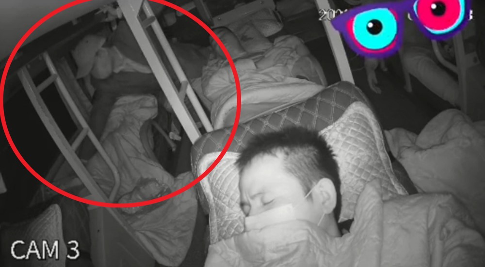 Clip trộm cắp tinh vi trên xe khách: Thừa lúc khách nữ ngủ say, kẻ gian mò đến tận giường lấy túi xách đựng tiền-1