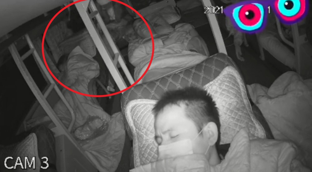 Clip trộm cắp tinh vi trên xe khách: Thừa lúc khách nữ ngủ say, kẻ gian mò đến tận giường lấy túi xách đựng tiền-2