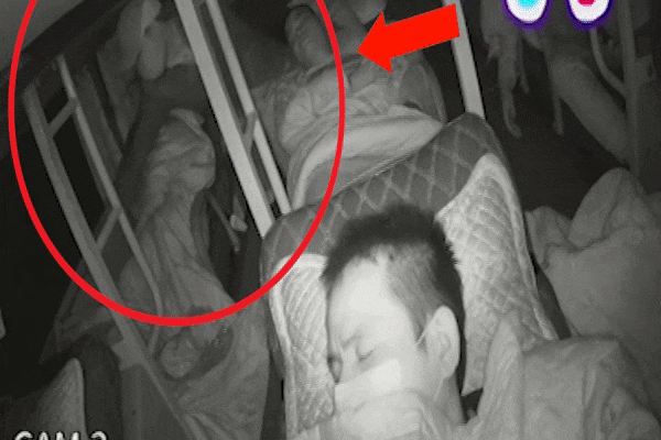 Trộm lái ô tô cùng đồng bọn đi cuỗm xe máy, camera bóc cảnh tượng cũng ngỡ ngàng-2
