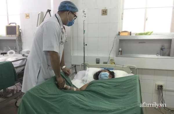 Cứu 2 bệnh nhân ở An Giang bị rắn chàm quạp cắn nguy kịch khi đi cắt lá sả-3