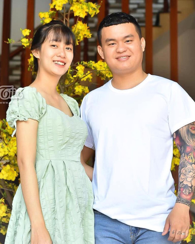 Chị vợ hot nhất hôm nay vác rựa cùng chồng truy đuổi trộm: Thấy chồng bị tấn công là bản năng trỗi dậy, quên luôn đang mang bầu!-1