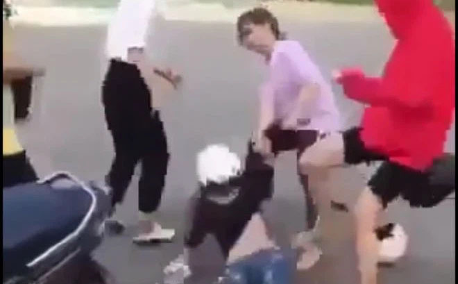 4 nữ sinh đánh bạn dã man giữa đường vì chuyện tình cảm nam nữ, 1 người đàn ông đứng xem-2