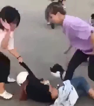 4 nữ sinh đánh bạn dã man giữa đường vì chuyện tình cảm nam nữ, 1 người đàn ông đứng xem-1