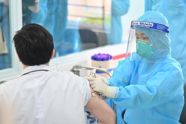 Bộ Y tế khuyến cáo: 9 nhóm người nên hoãn và 4 nhóm người cần thận trọng khi tiêm vắc xin AstraZeneca-1