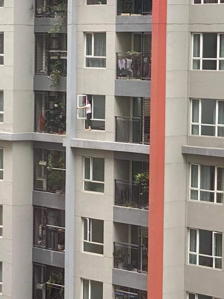 Thót tim cảnh nữ giúp việc biến hình thành người nhện, trèo hẳn ra ngoài cửa sổ chung cư để lau kính-6