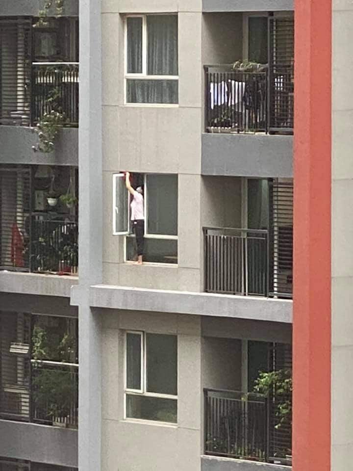 Thót tim cảnh nữ giúp việc biến hình thành người nhện, trèo hẳn ra ngoài cửa sổ chung cư để lau kính-7