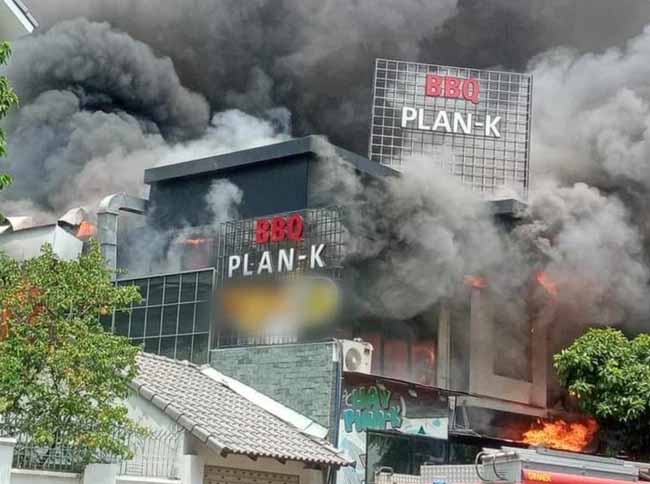 TP.HCM: Nhà hàng BBQ tại khu nhà giàu Thảo Điền bốc cháy dữ dội, nhân viên và thực khách bỏ chạy tán loạn-1