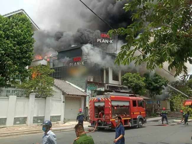 TP.HCM: Nhà hàng BBQ tại khu nhà giàu Thảo Điền bốc cháy dữ dội, nhân viên và thực khách bỏ chạy tán loạn-2