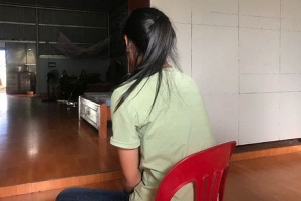 Hà Nội: Phẫn nộ nữ sinh lớp 10 bị bạn lột áo kéo lê trên đường-1