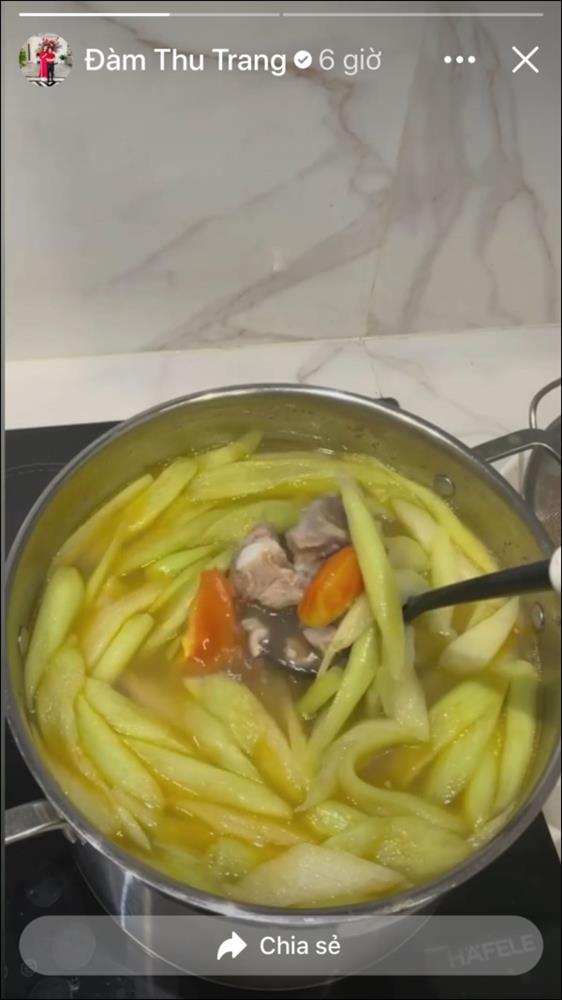 Đàm Thu Trang đãi chồng đại gia&nbsp;canh sườn dọc mùng ngọt mát ngon cơm,&nbsp;ít vào bếp nhưng tài nấu nướng thật đáng học hỏi-2