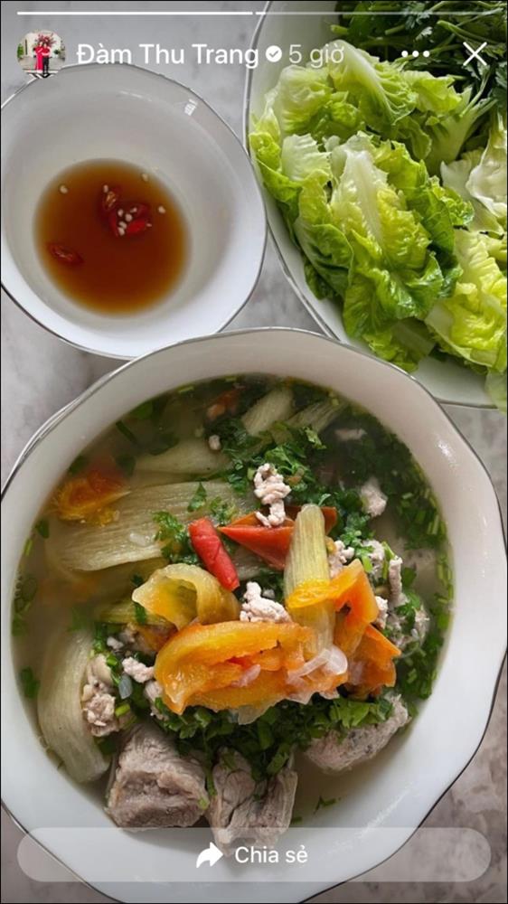 Đàm Thu Trang đãi chồng đại gia&nbsp;canh sườn dọc mùng ngọt mát ngon cơm,&nbsp;ít vào bếp nhưng tài nấu nướng thật đáng học hỏi-3