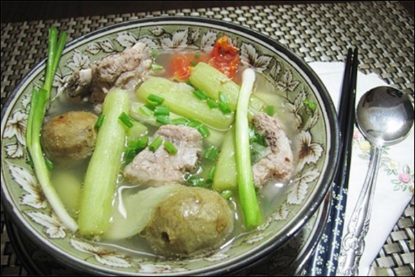 Đàm Thu Trang đãi chồng đại gia&nbsp;canh sườn dọc mùng ngọt mát ngon cơm,&nbsp;ít vào bếp nhưng tài nấu nướng thật đáng học hỏi-6