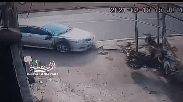 Kinh hãi khoảnh khắc thanh niên đi xe máy bị ô tô đâm bay trúng cột quảng cáo bên đường, nằm bất động-1