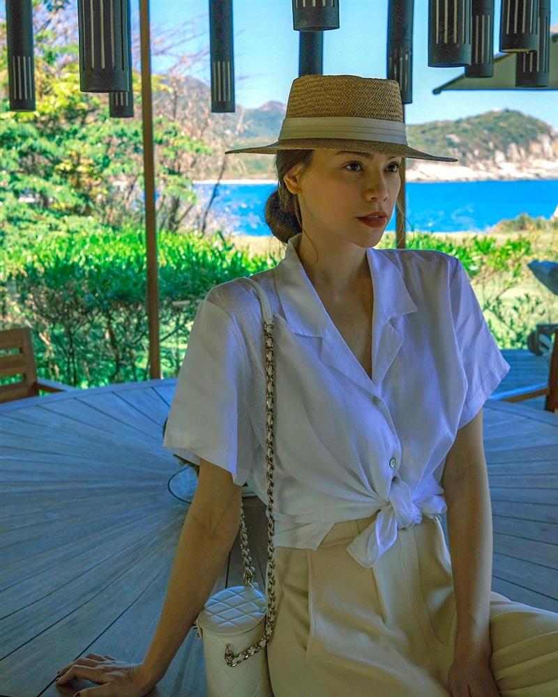 Hà Hồ và nhiều mỹ nhân 30+ khác đều trẻ ra 10 tuổi và sành điệu hết cỡ khi diện kiểu áo sơ mi trắng này-1