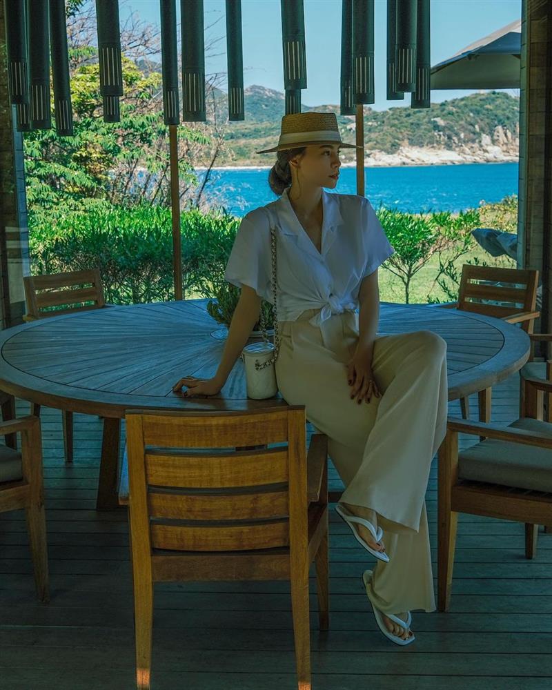 Hà Hồ và nhiều mỹ nhân 30+ khác đều trẻ ra 10 tuổi và sành điệu hết cỡ khi diện kiểu áo sơ mi trắng này-2