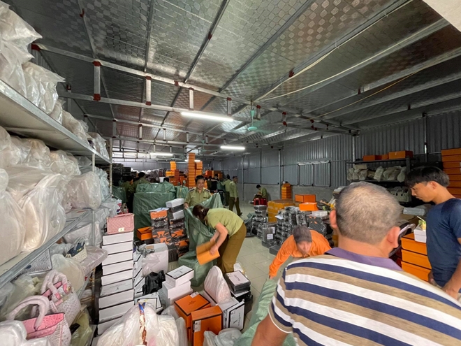 Chủ kho hàng giả nhãn hiệu Hermès khủng nhất miền Bắc dùng chiêu ve sầu thoát xác để qua mắt lực lượng chức năng-1