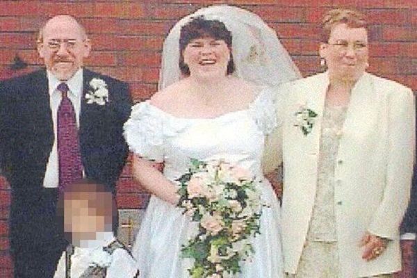 Bị bố dượng, mẹ ruột và anh trai hành hạ đến mang thai, 3 thập kỷ sau, người phụ nữ nhờ khai quật mộ con nhỏ để đòi lại công bằng-3