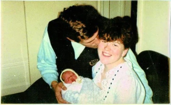 Bị bố dượng, mẹ ruột và anh trai hành hạ đến mang thai, 3 thập kỷ sau, người phụ nữ nhờ khai quật mộ con nhỏ để đòi lại công bằng-4