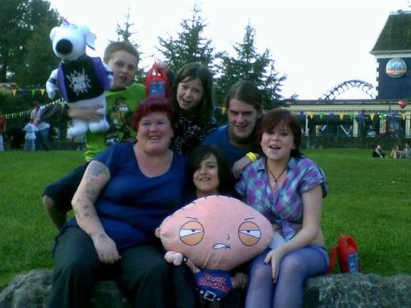 Bị bố dượng, mẹ ruột và anh trai hành hạ đến mang thai, 3 thập kỷ sau, người phụ nữ nhờ khai quật mộ con nhỏ để đòi lại công bằng-5