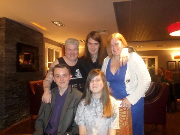 Bị bố dượng, mẹ ruột và anh trai hành hạ đến mang thai, 3 thập kỷ sau, người phụ nữ nhờ khai quật mộ con nhỏ để đòi lại công bằng-6