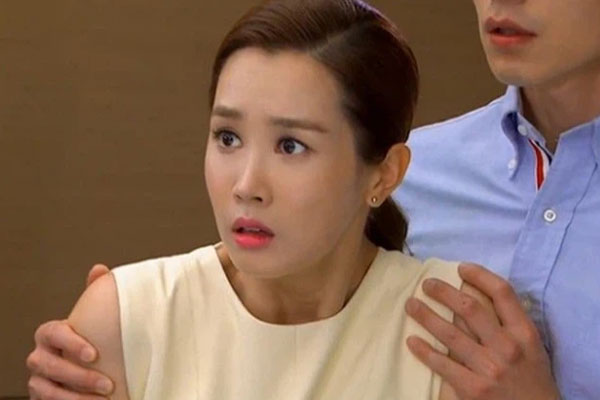 Vì món nợ, vợ bỏ đi dù chồng quỳ gối van xin-1