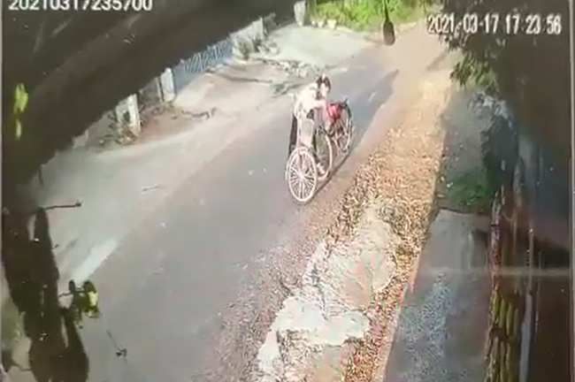 Hình ảnh trước khi bé gái lớp 6 bị người đàn ông bí ẩn đánh dã man, kéo lê vứt xuống hố-1