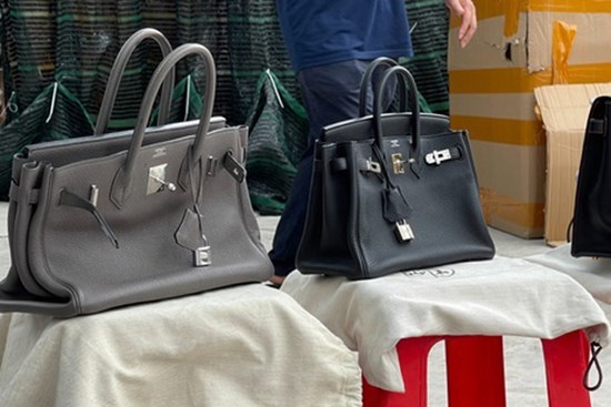 Giới buôn hàng hiệu rởm tiết lộ độc chiêu 'lùa gà' khiến người mua sập bẫy