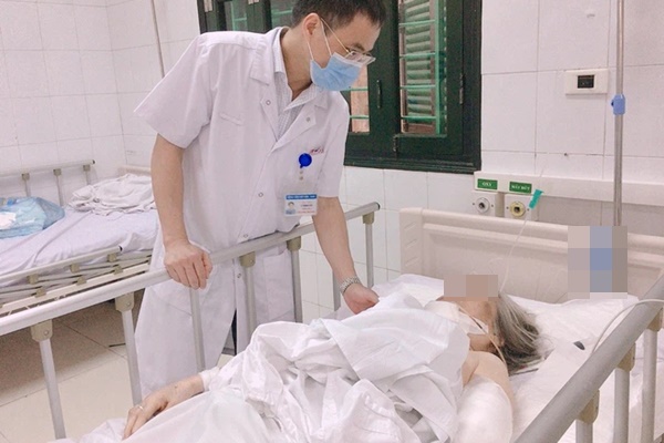 Hà Nội: Lại thêm trường hợp chó Bully hung hăng tấn công người khiến cụ bà nguy kịch-1