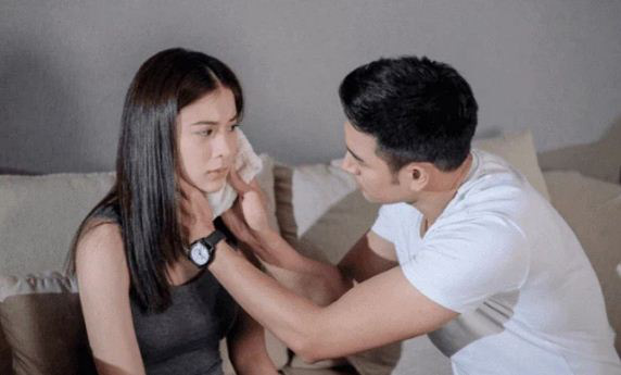 Vợ lặng người, òa khóc trước gợi ý bán thân trả nợ cho chồng-1