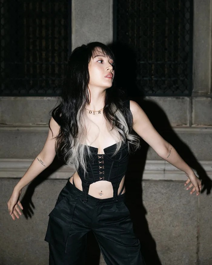 Thời trang hở hang tứ bề nóng bỏng mắt của Bảo Anh-4