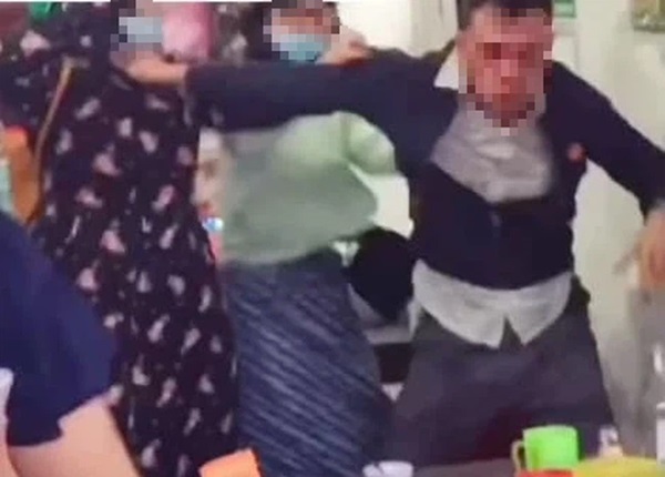 Đánh ghen xôn xao MXH: Vợ hất thẳng bát nước mắm vào mặt nhân tình của chồng, nhưng kinh hoàng nhất là liên hoàn tát mà người chồng phản bội được nhận-1