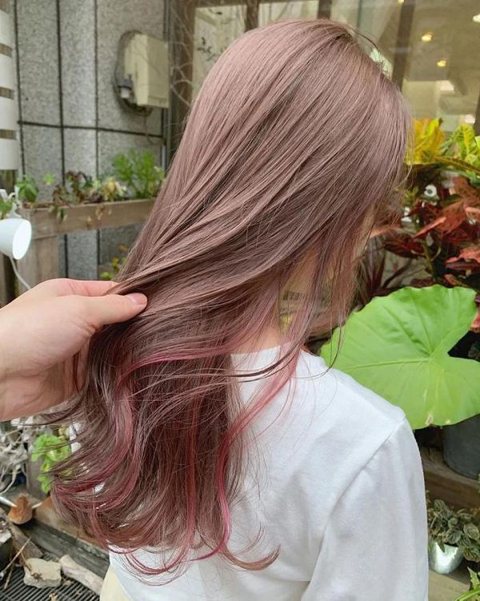 Bạn đang đi tìm kiếm một màu tóc mới? Tại sao không nghĩ đến tóc nâu highlight hồng với sự kết hợp tuyệt vời giữa màu nâu trung tính và màu hồng tươi tắn? Khám phá và cập nhật ngay để trở thành một mỹ nữ quyến rũ và nổi bật.