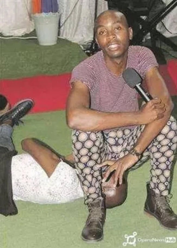 Mục sư ban phước bằng cách xì hơi lên mặt mọi người, doanh nhân xếp hàng để hít hà xin lộc làm ăn-2