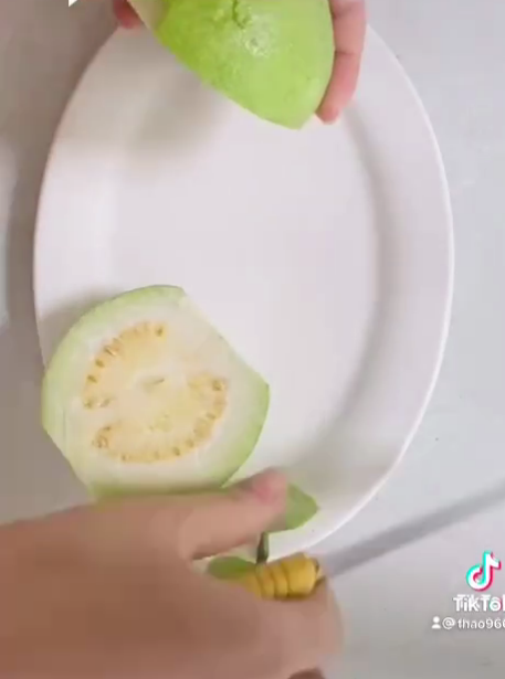 Cắt ổi và bày biện đẹp như khách sạn, gái đảm tiết lộ cách thực hiện chỉ với 4 đường cơ bản!-1