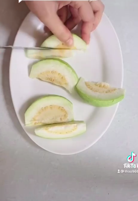 Cắt ổi và bày biện đẹp như khách sạn, gái đảm tiết lộ cách thực hiện chỉ với 4 đường cơ bản!-2