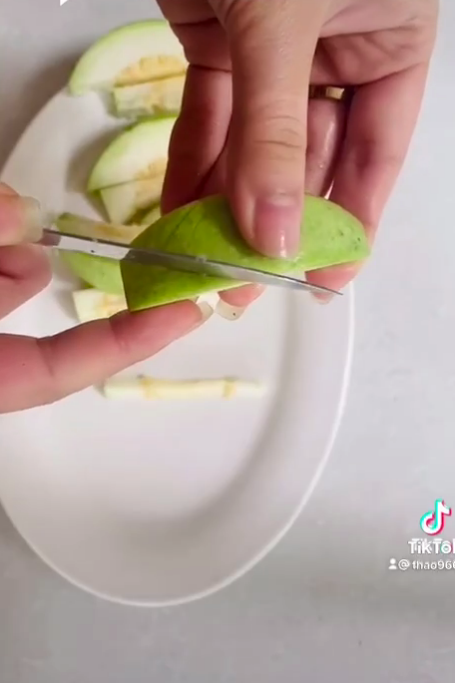 Cắt ổi và bày biện đẹp như khách sạn, gái đảm tiết lộ cách thực hiện chỉ với 4 đường cơ bản!-3