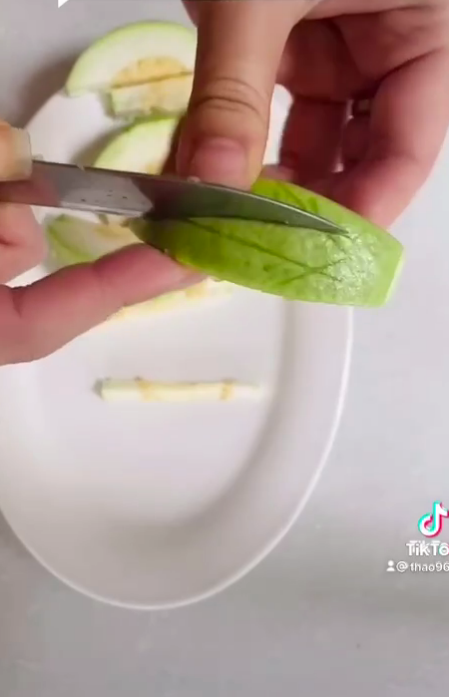 Cắt ổi và bày biện đẹp như khách sạn, gái đảm tiết lộ cách thực hiện chỉ với 4 đường cơ bản!-4