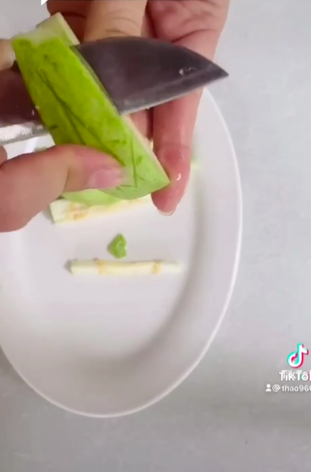 Cắt ổi và bày biện đẹp như khách sạn, gái đảm tiết lộ cách thực hiện chỉ với 4 đường cơ bản!-6