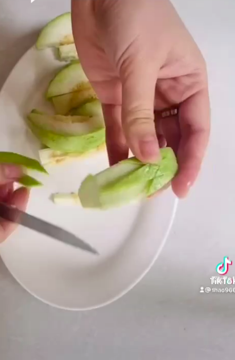 Cắt ổi và bày biện đẹp như khách sạn, gái đảm tiết lộ cách thực hiện chỉ với 4 đường cơ bản!-7