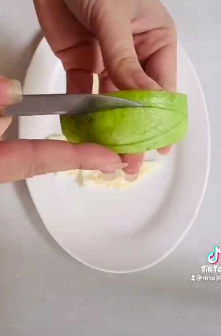Cắt ổi và bày biện đẹp như khách sạn, gái đảm tiết lộ cách thực hiện chỉ với 4 đường cơ bản!-8
